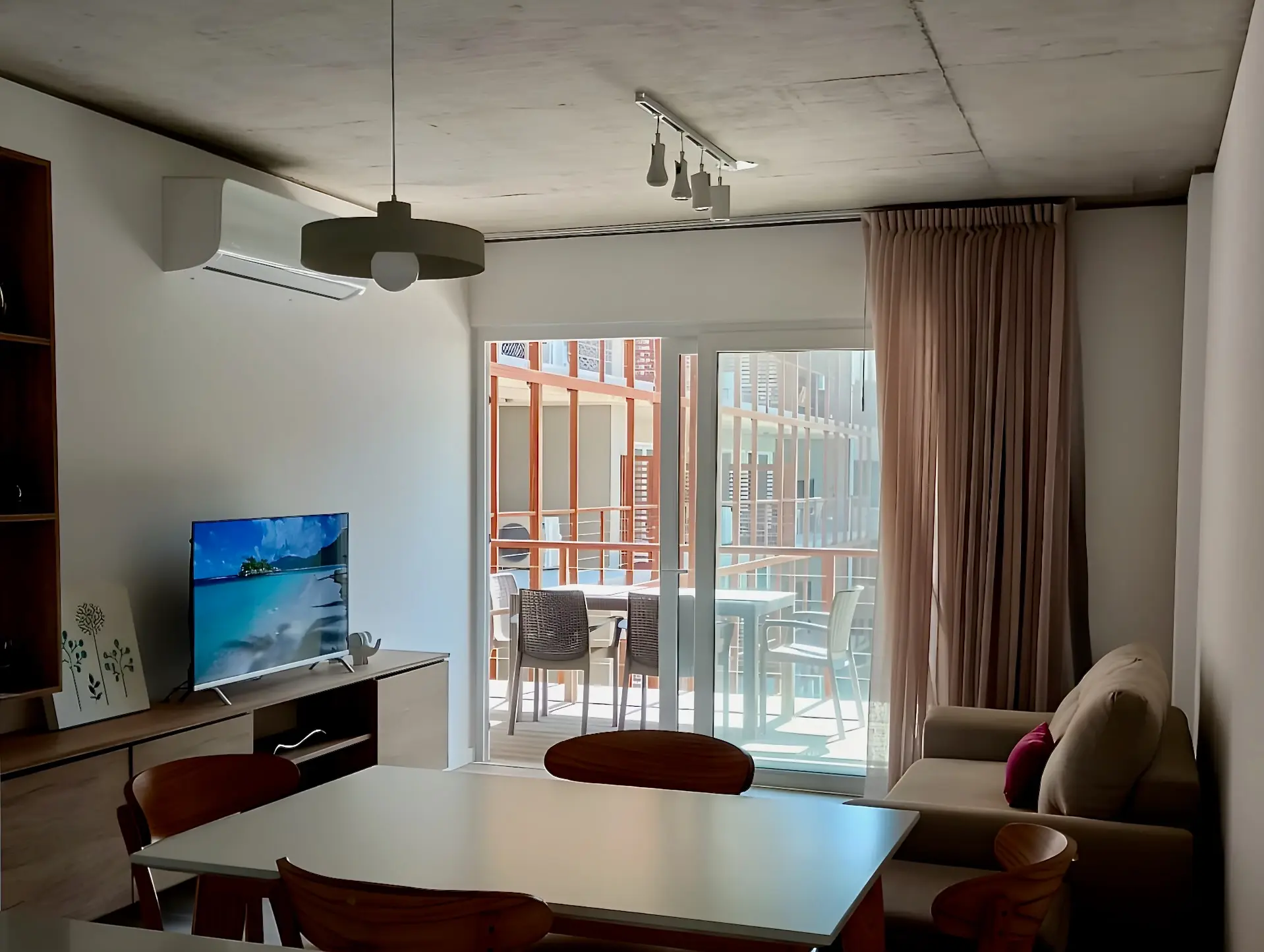 Living con smart TV, aire acondicionado y salida al balcón