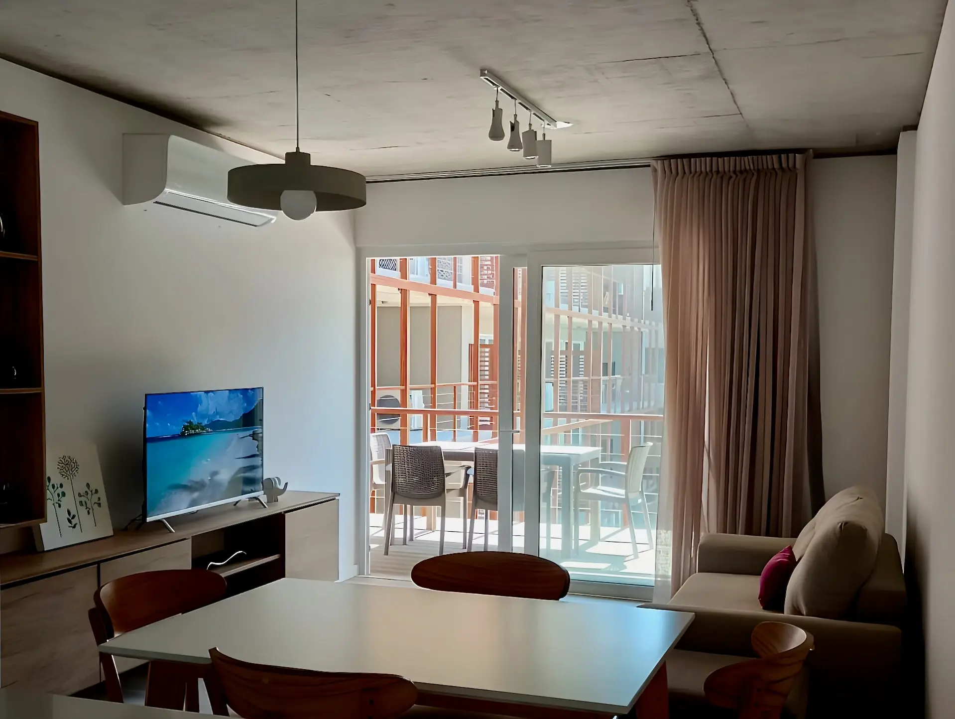 Living con smart TV, aire acondicionado y salida al balcón