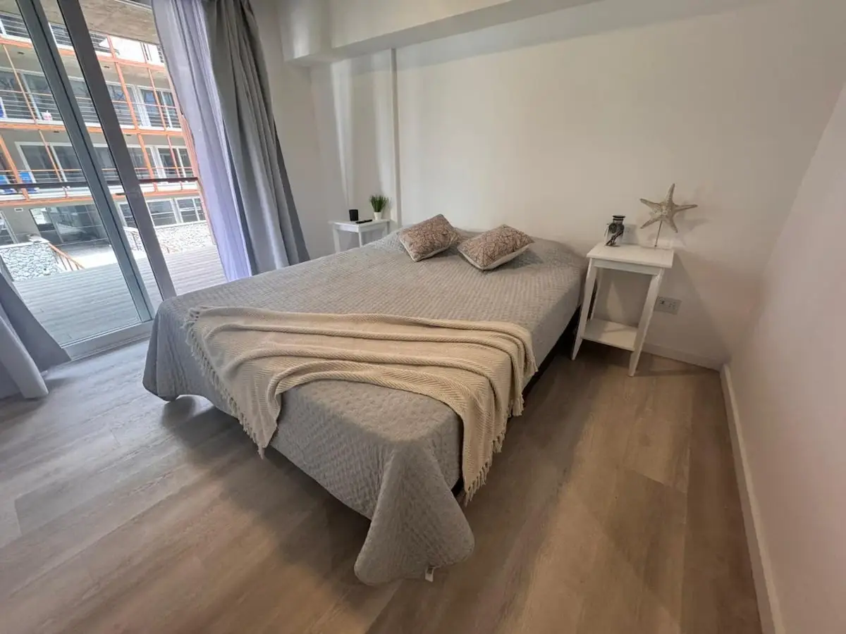 Dormitorio con cama doble