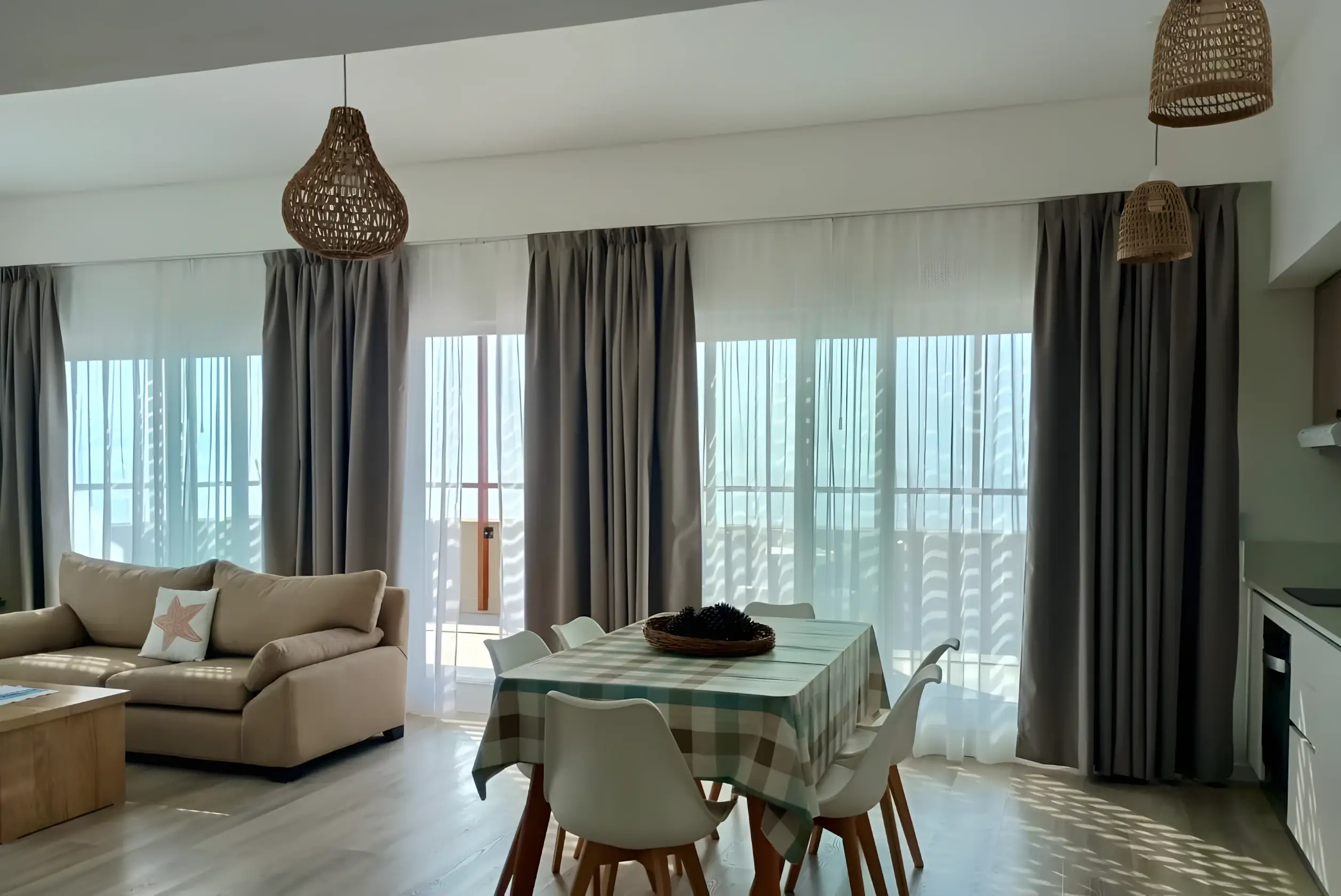 Living comedor con la mesa puesta y la cocina al fondo