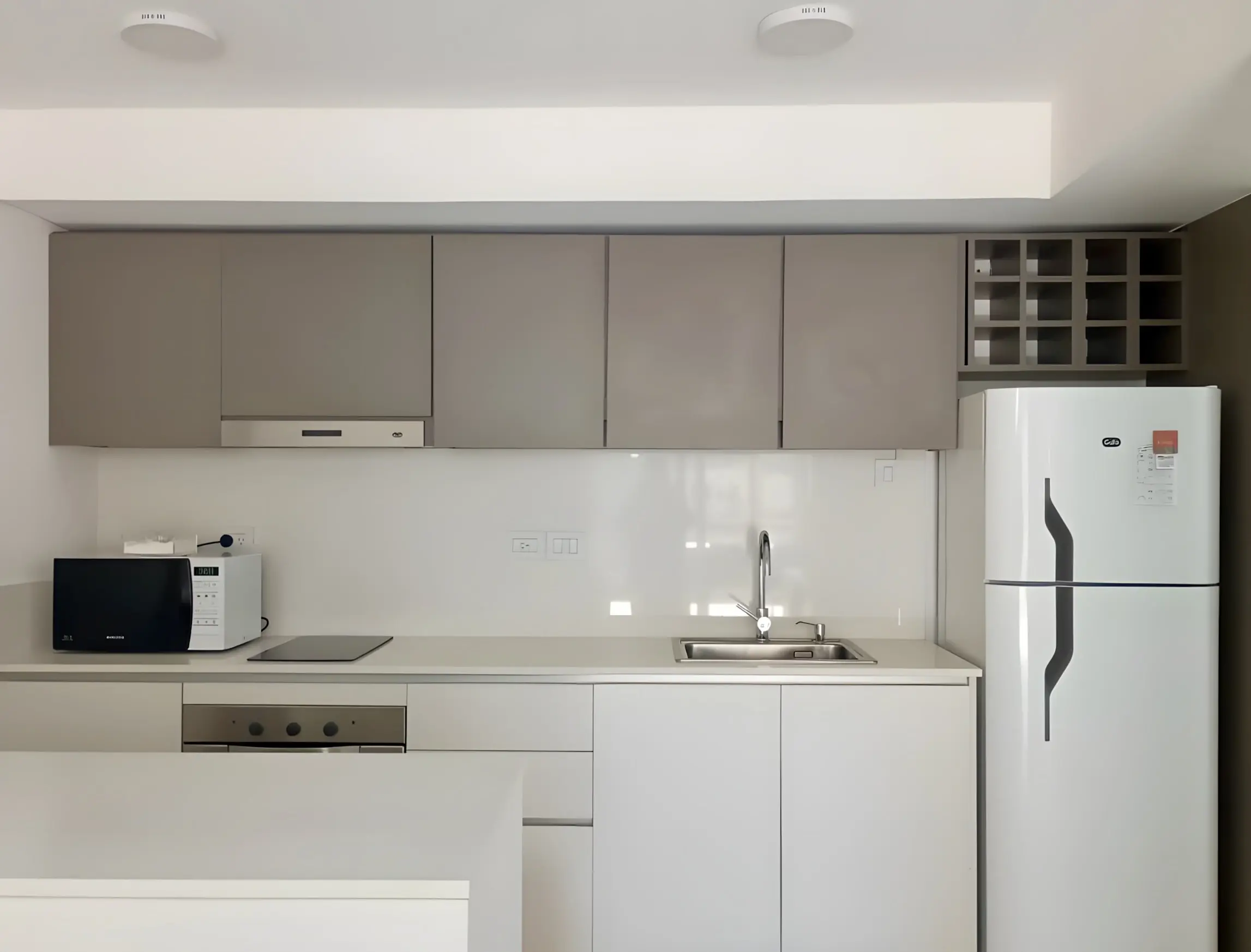 Cocina completa con heladera con freezer, microondas, anafe y horno