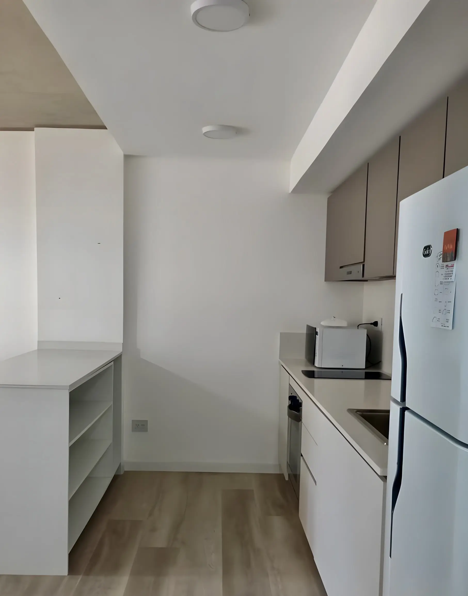 Cocina en línea con alacena, microondas y heladera