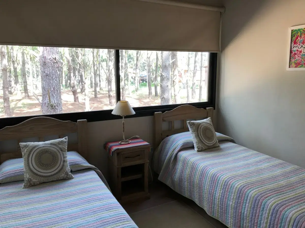 Segundo dormitorio con dos camas de una plaza