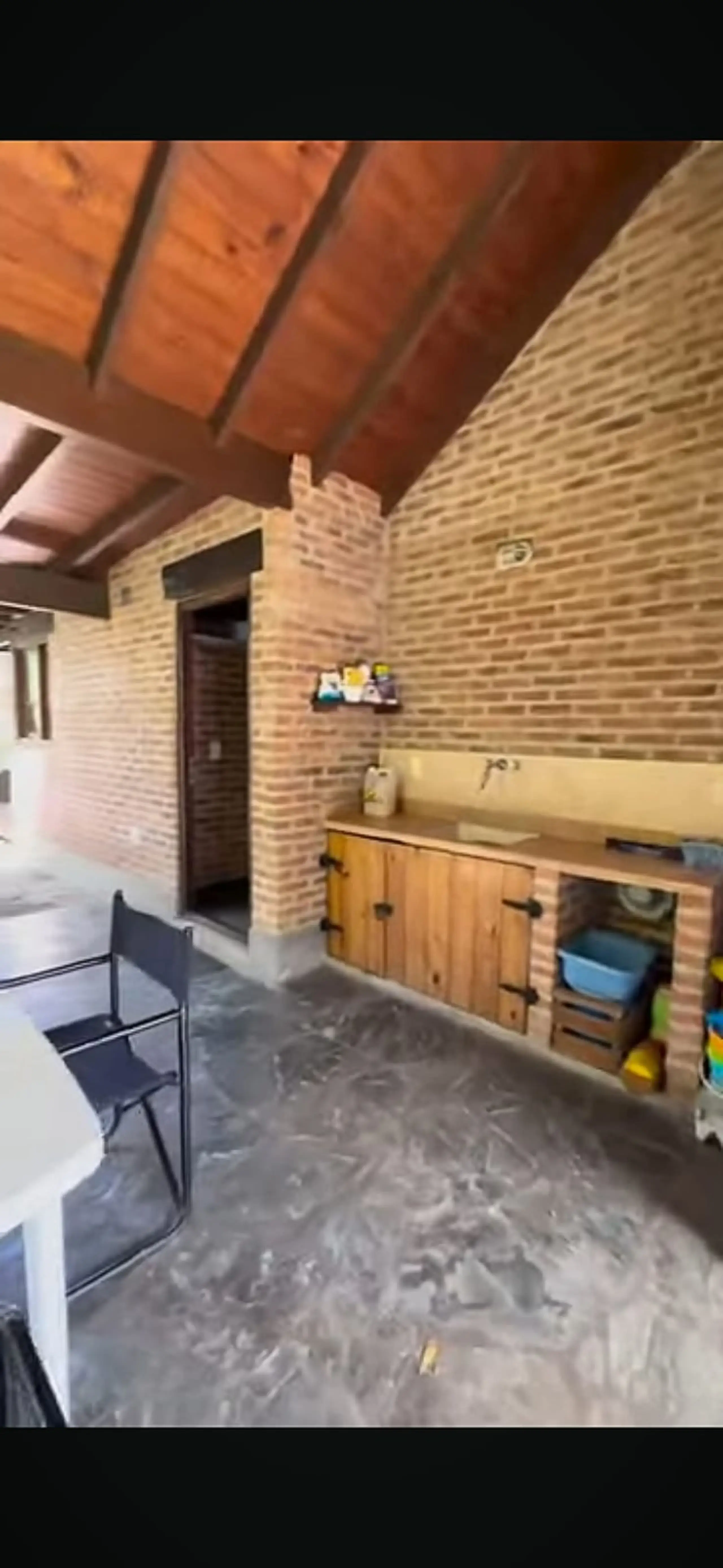Galería con mesada de madera