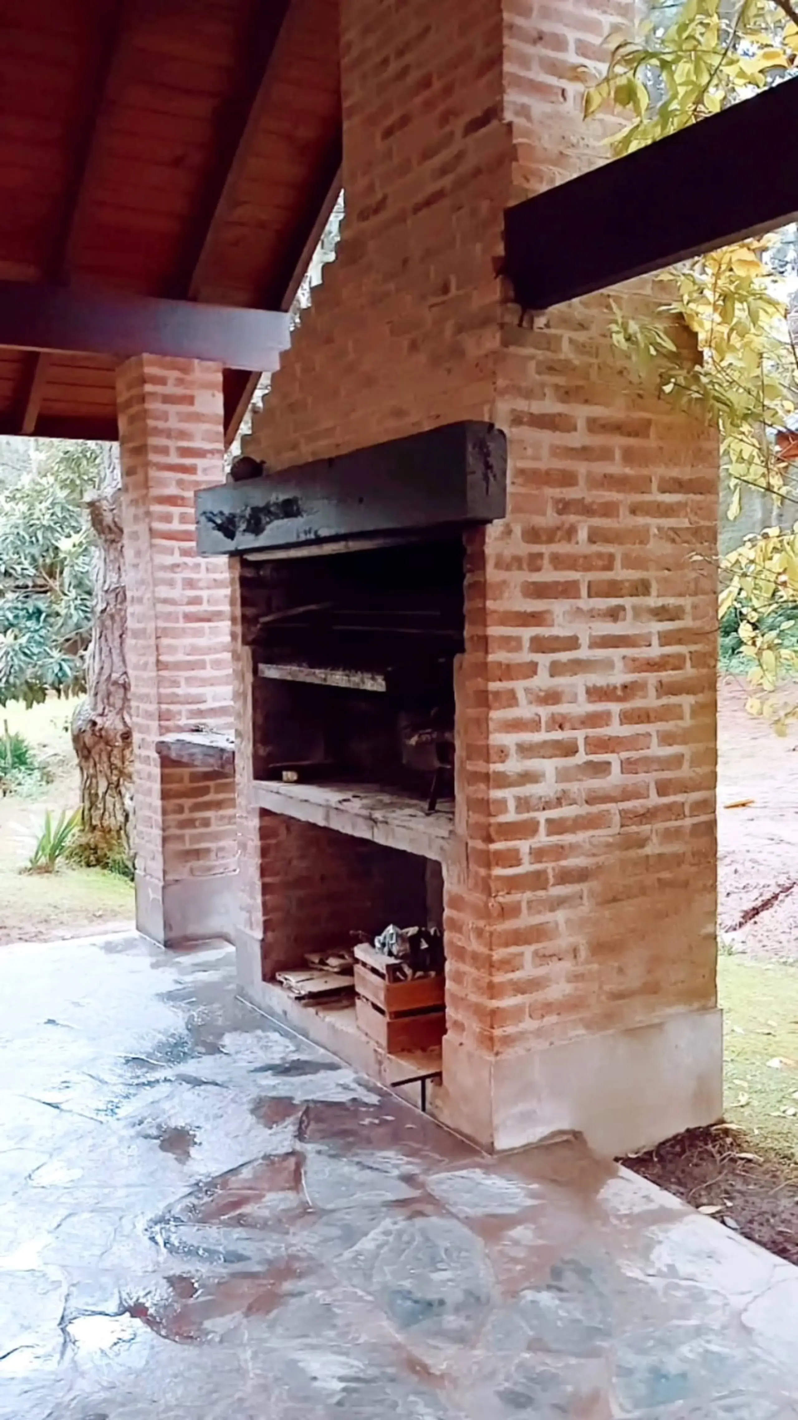 Parrilla de ladrillo en la galería