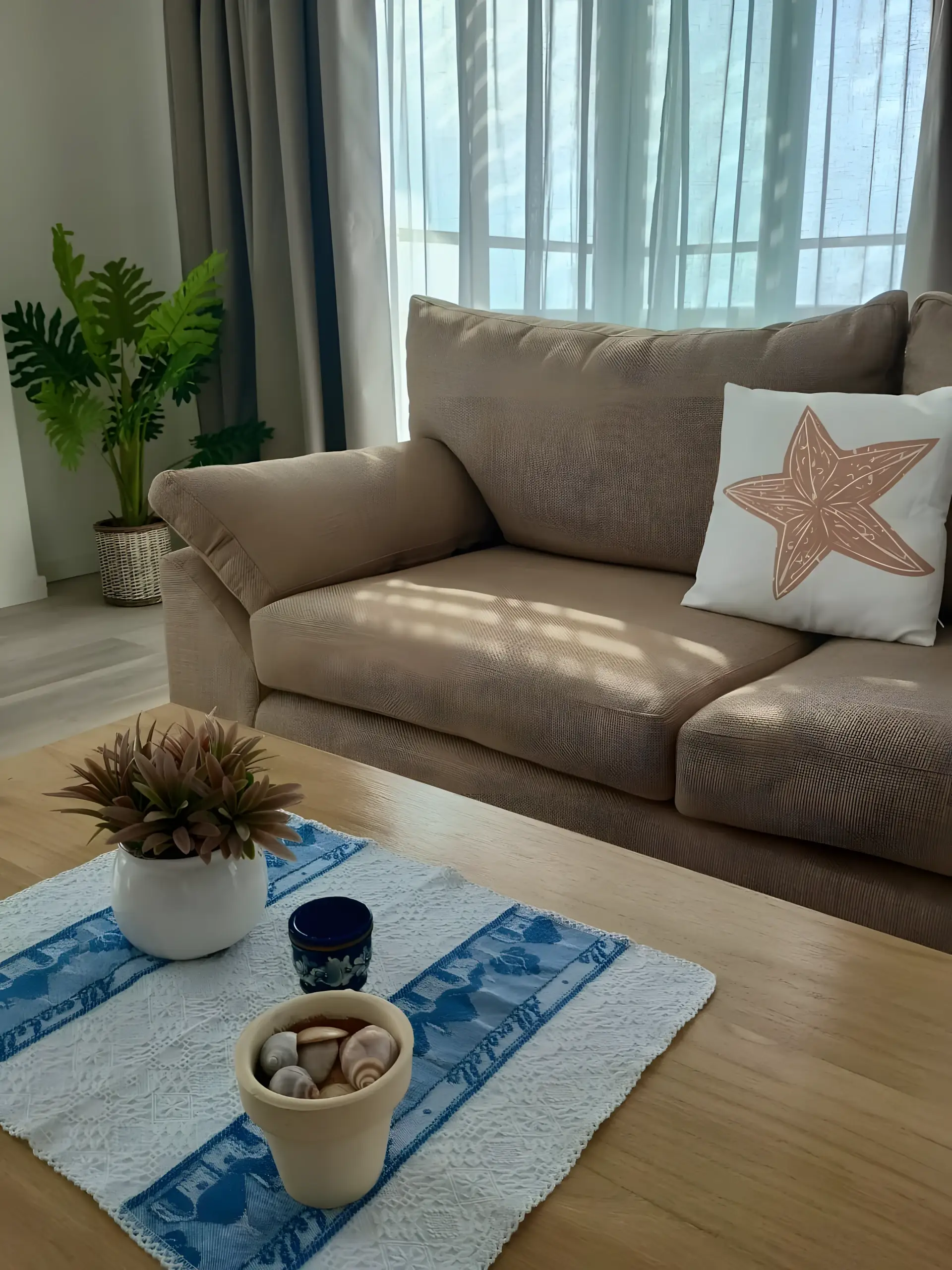 Sofá del living con alfombra y mesa baja