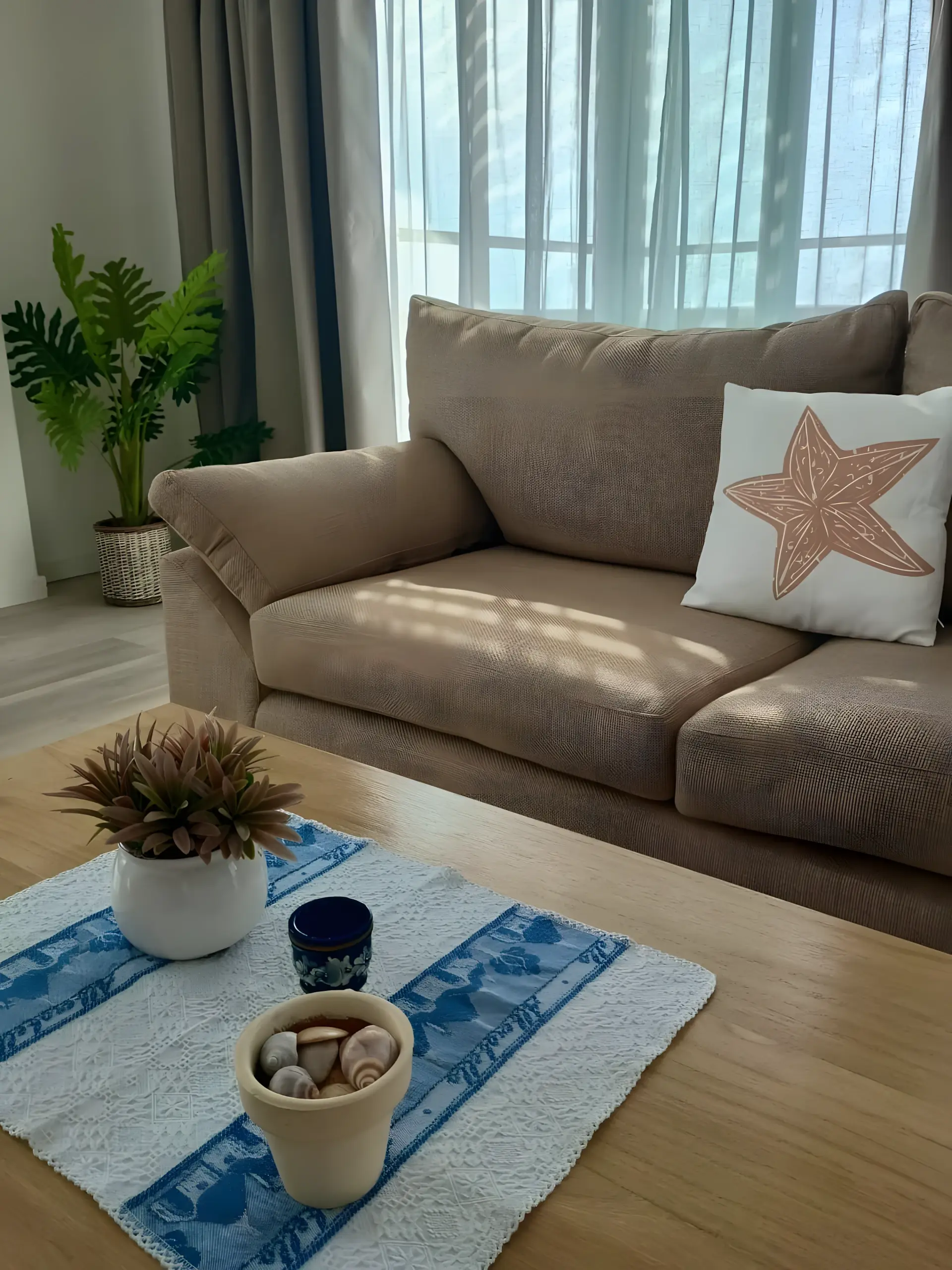 Sofá del living con alfombra y mesa baja