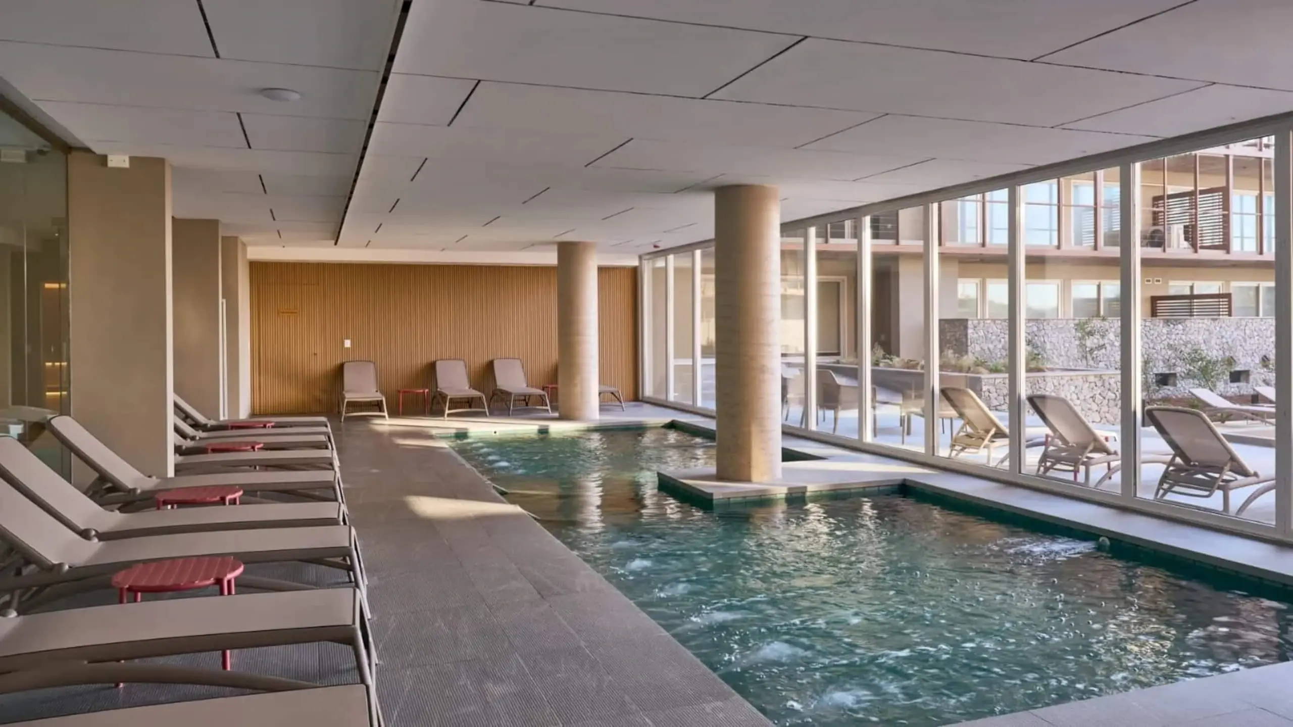 Piscina del complejo, otra vista