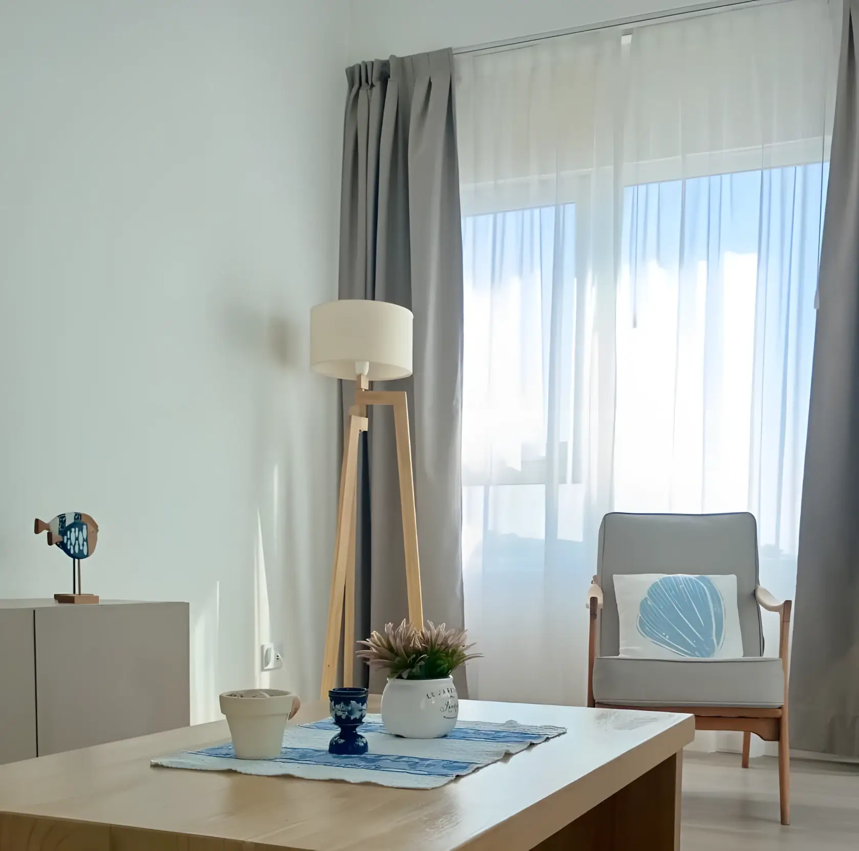 Rincón del living con lámpara de pie y sillón