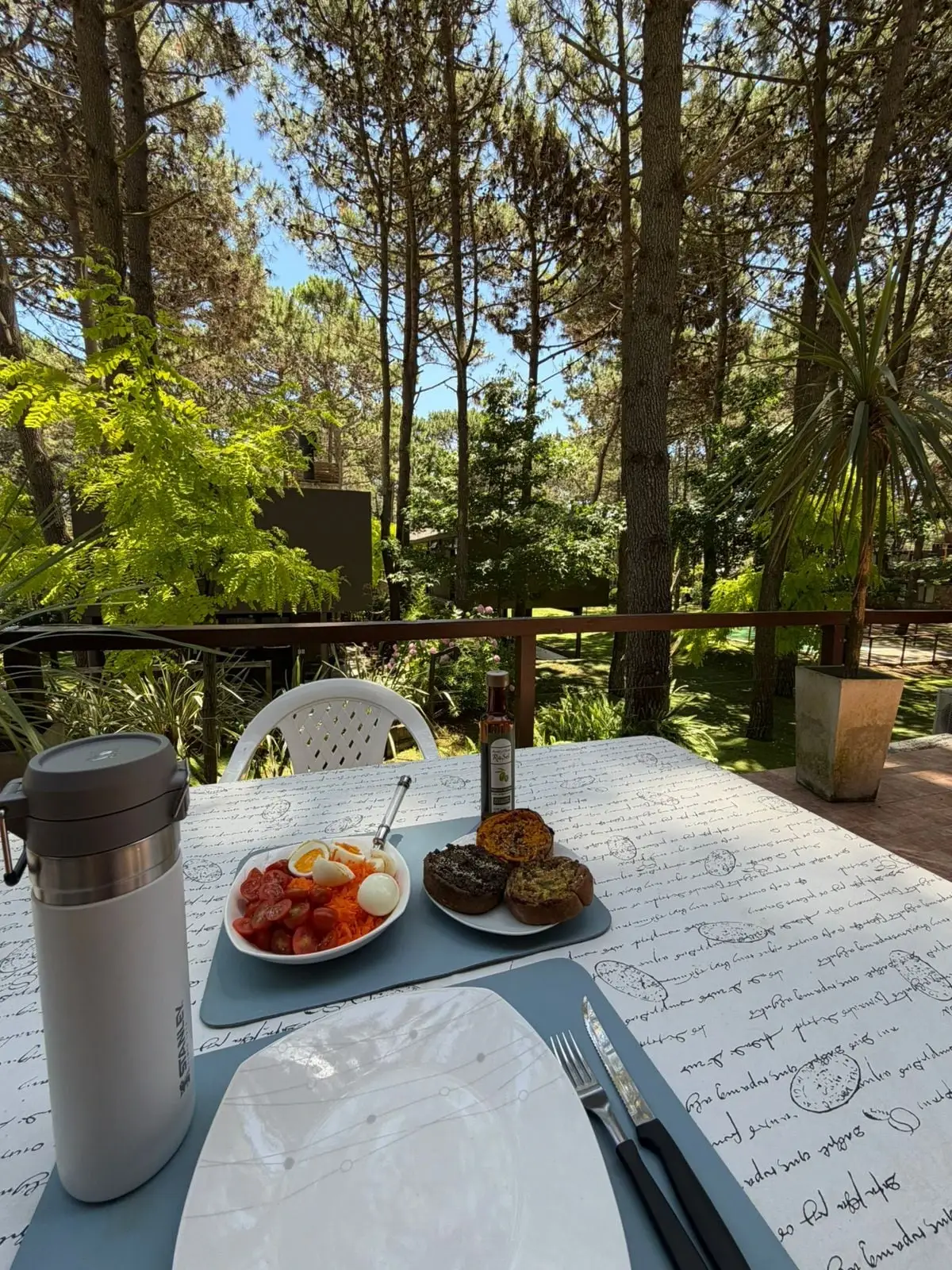 Mesa exterior con vista al bosque