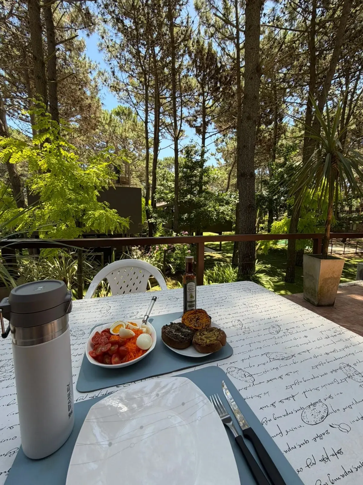 Mesa exterior con vista al bosque