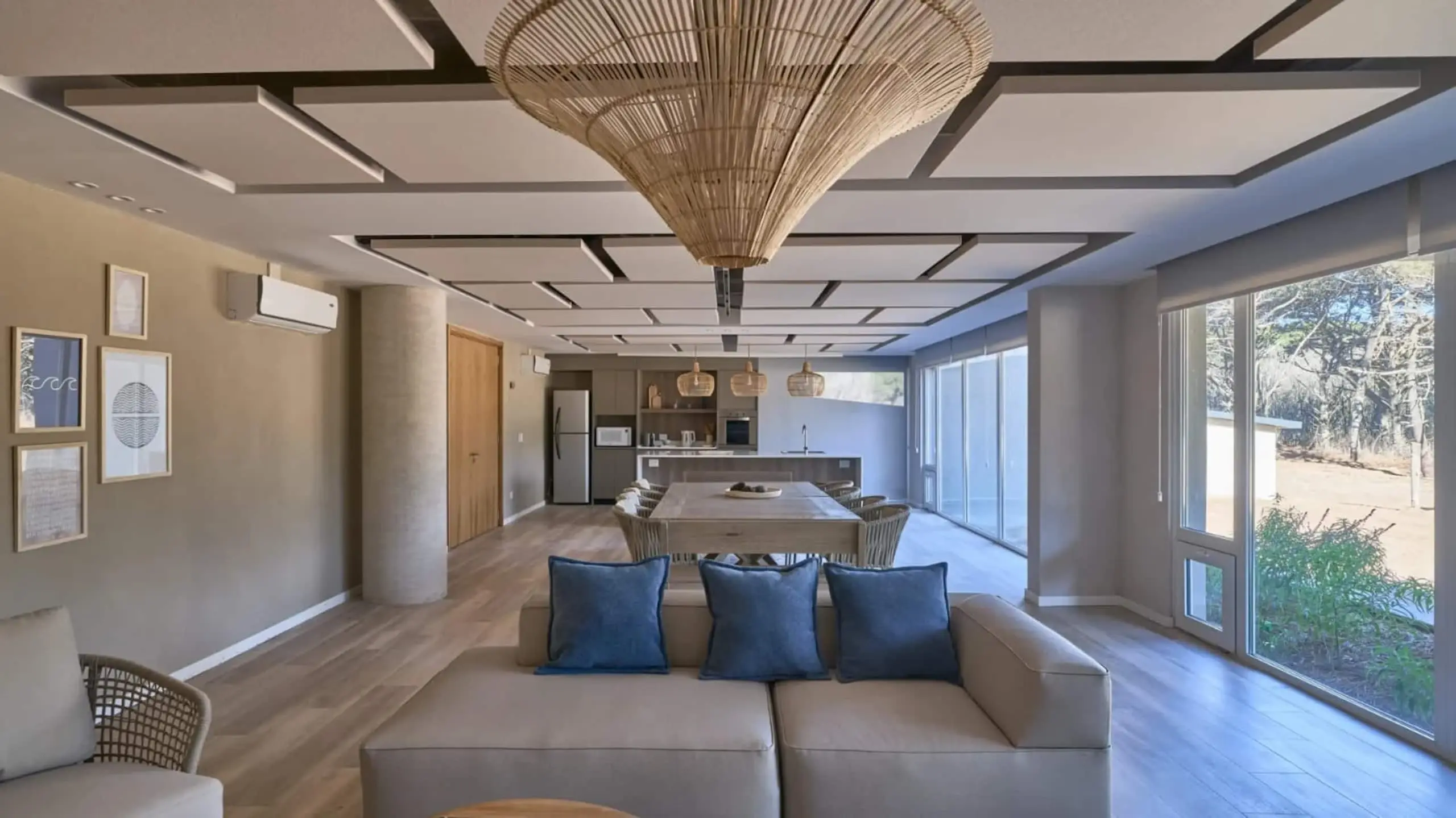 Espacio común del complejo con living y cocina