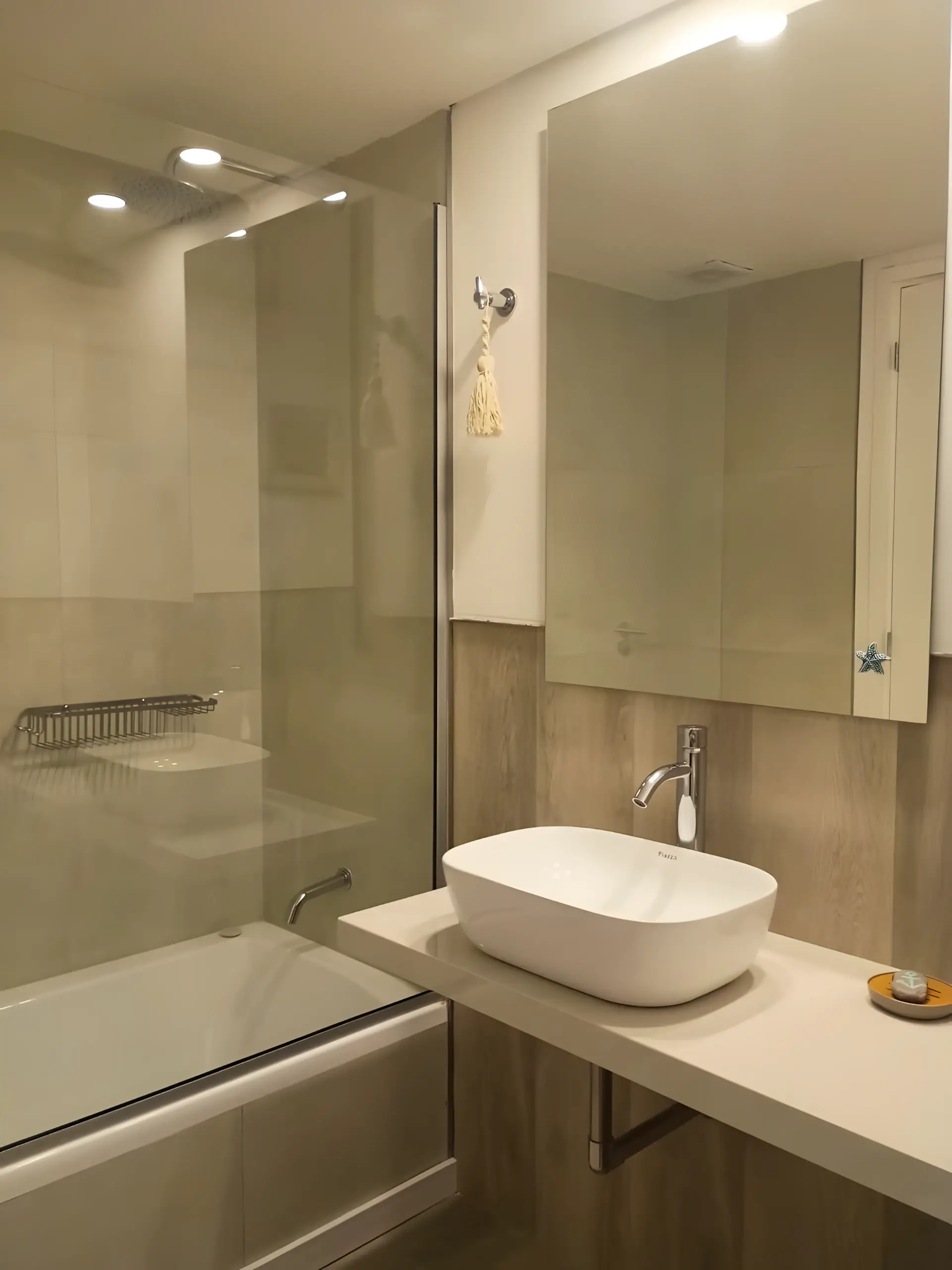 Baño con bañera y bacha de apoyo