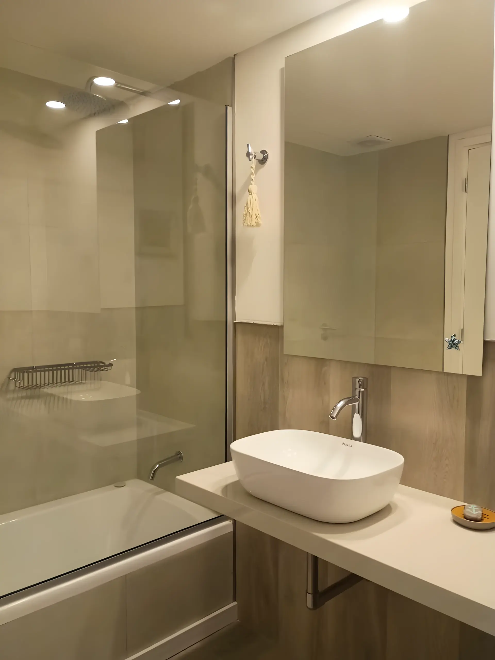 Baño con bañera y bacha de apoyo