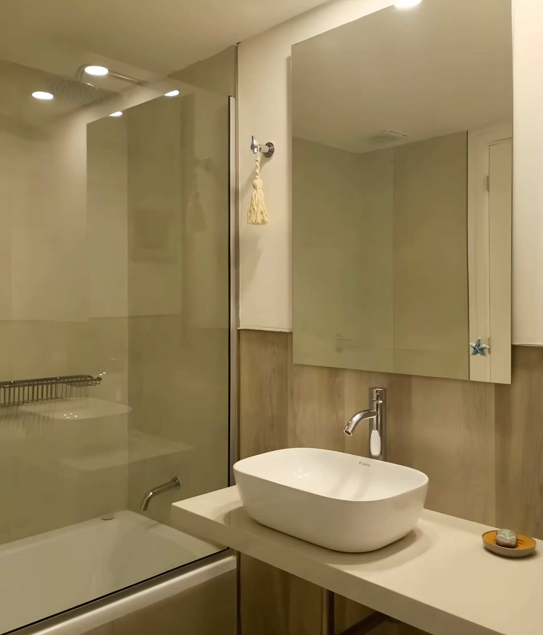 Baño con ducha, mampara de vidrio y bacha