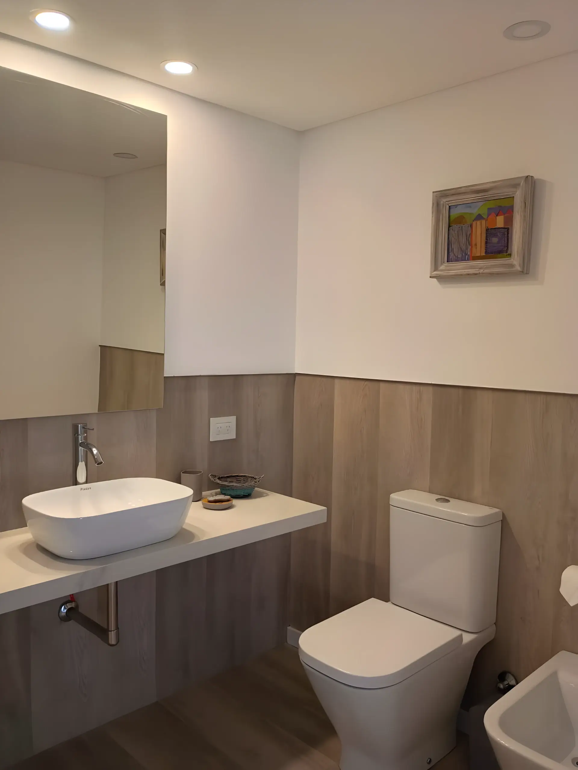 Baño con bacha de apoyo, inodoro y bidet